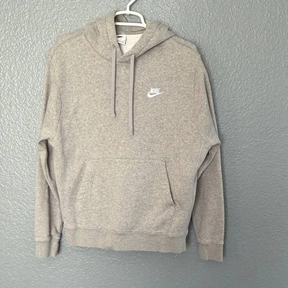 Nike Men’s Sportwear Club Fleece Hoodie in Gray size medium